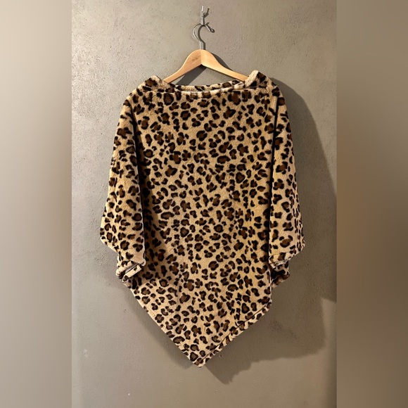Women’s fuzzy animal print poncho, NWT - Picture 1 of 8